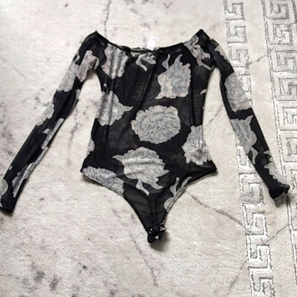 3/$20 - Floral bodysuit NWOT